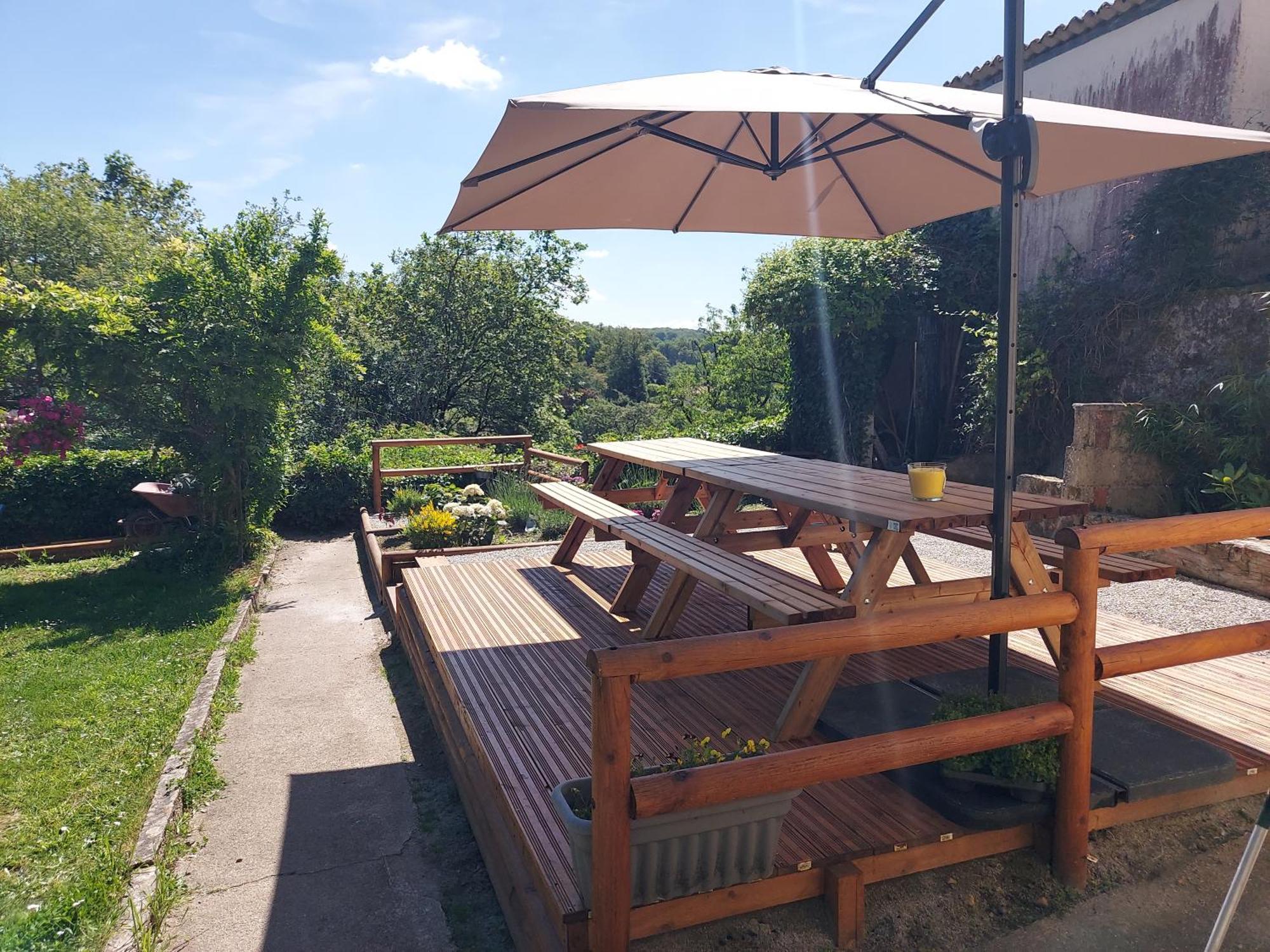 Charming Two Bedroom Gite With Beautiful Gardens Confolens Eksteriør billede
