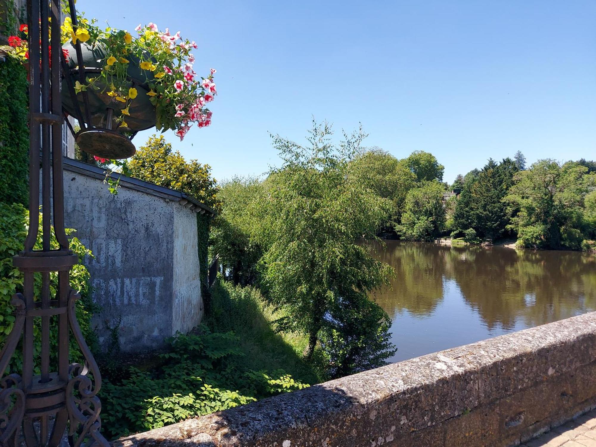 Charming Two Bedroom Gite With Beautiful Gardens Confolens Eksteriør billede