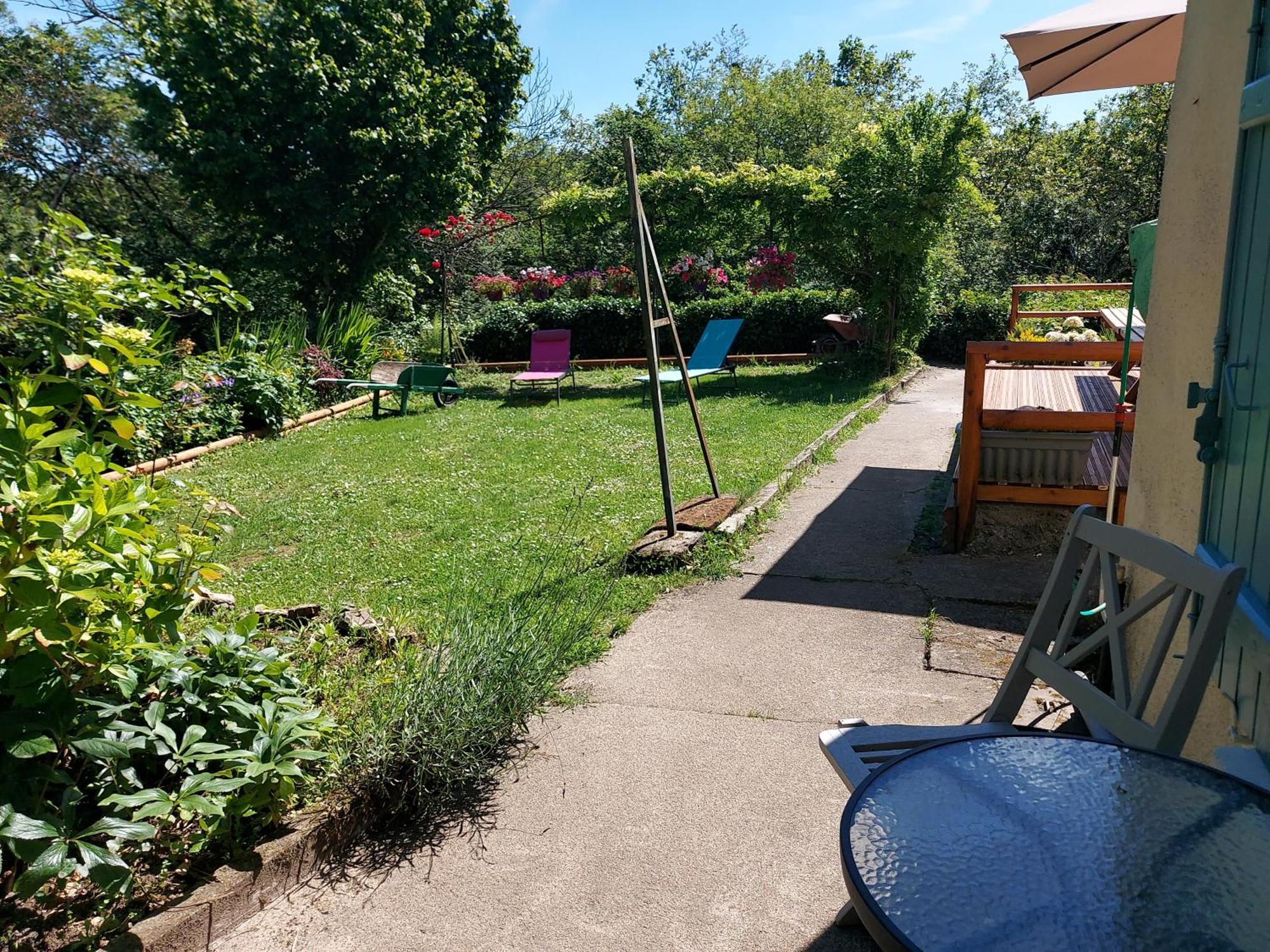 Charming Two Bedroom Gite With Beautiful Gardens Confolens Eksteriør billede