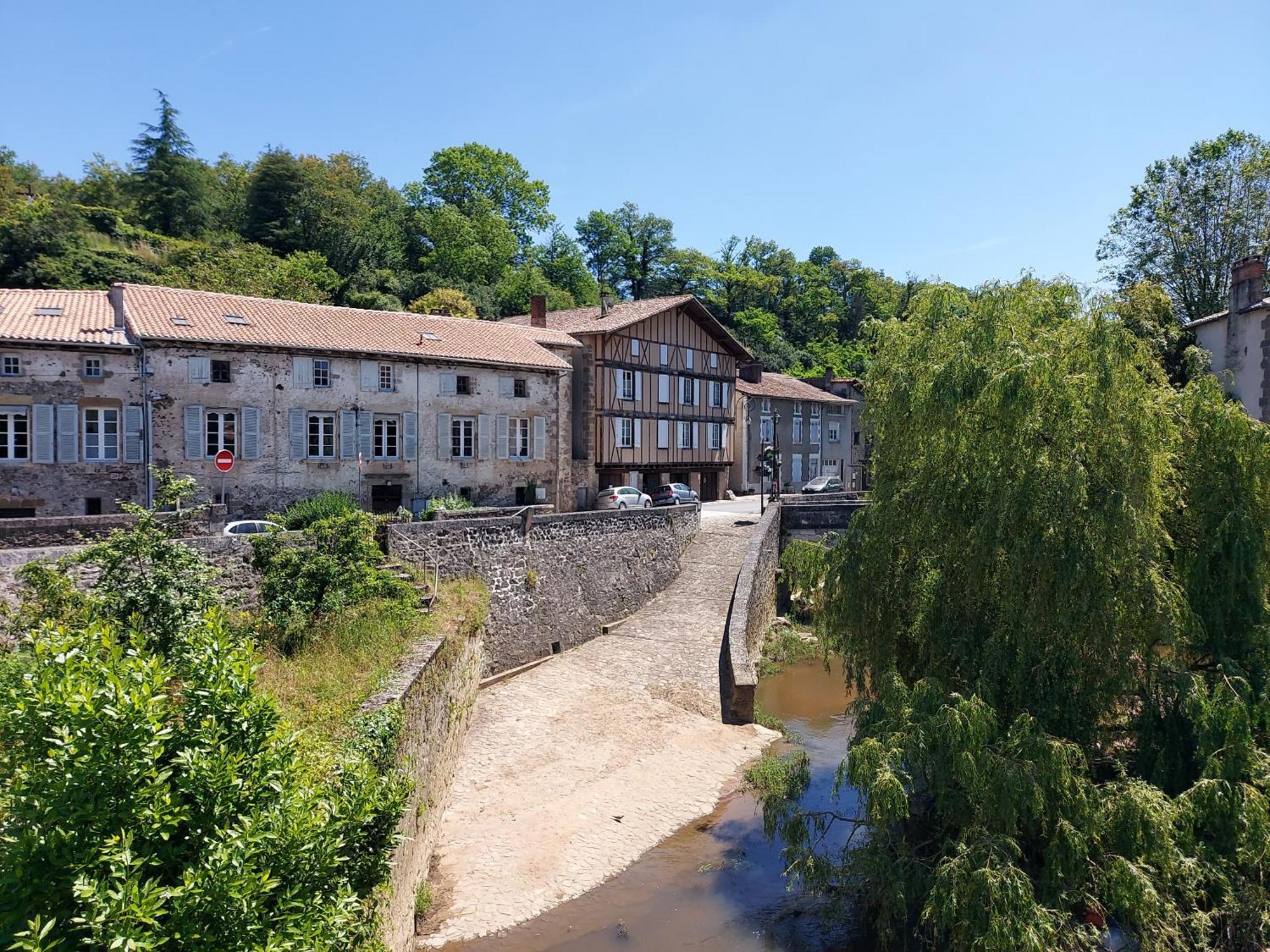 Charming Two Bedroom Gite With Beautiful Gardens Confolens Eksteriør billede