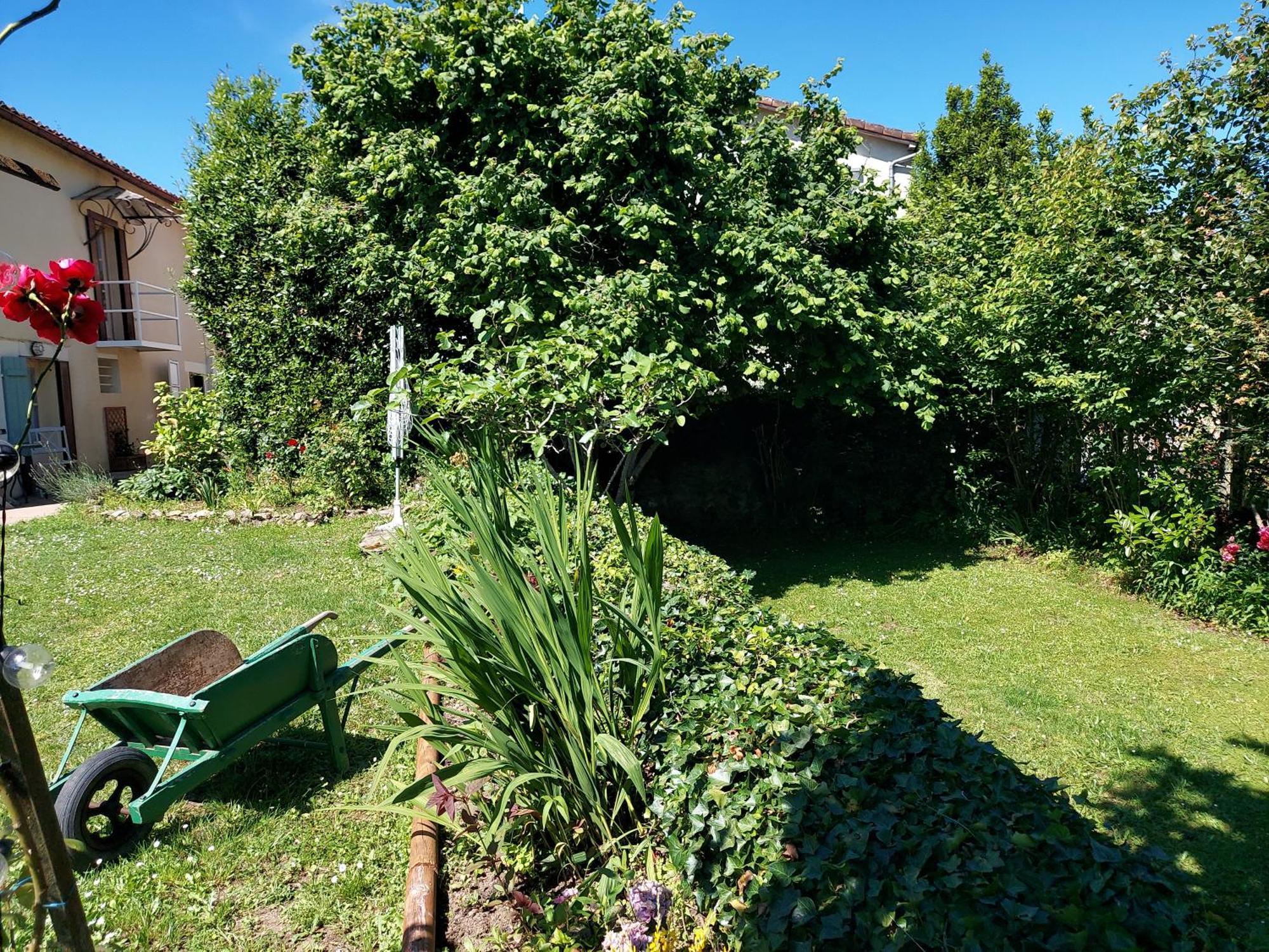 Charming Two Bedroom Gite With Beautiful Gardens Confolens Eksteriør billede