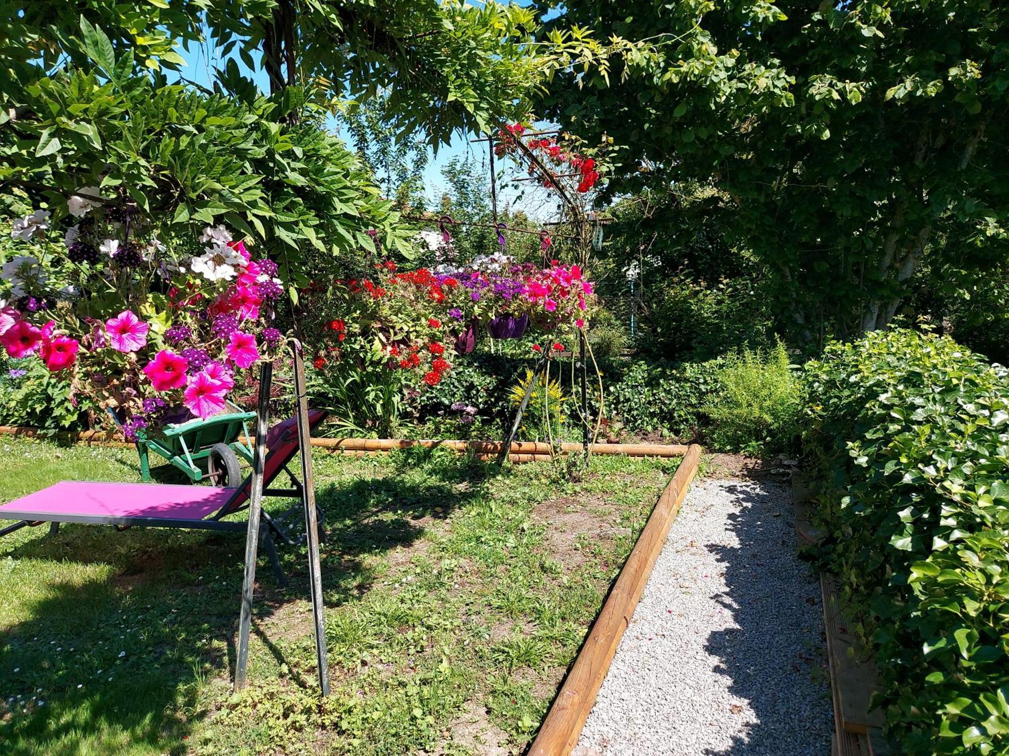 Charming Two Bedroom Gite With Beautiful Gardens Confolens Eksteriør billede