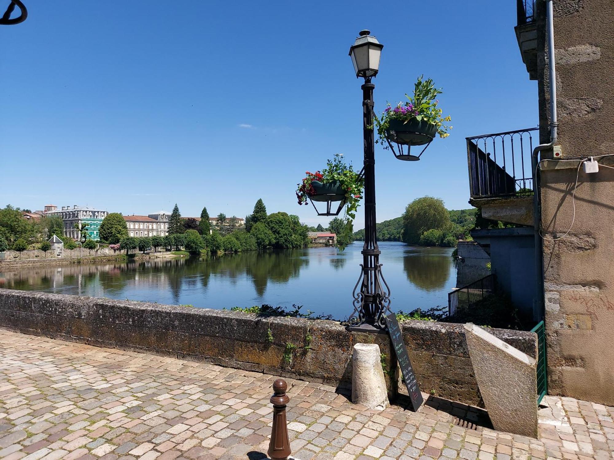 Charming Two Bedroom Gite With Beautiful Gardens Confolens Eksteriør billede
