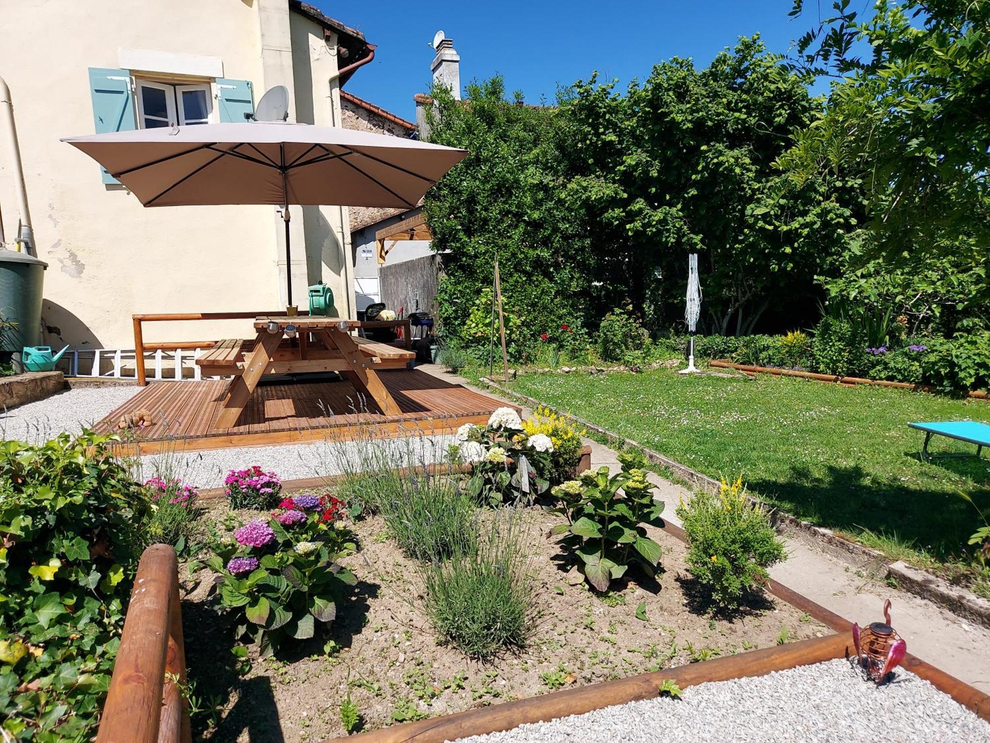 Charming Two Bedroom Gite With Beautiful Gardens Confolens Eksteriør billede