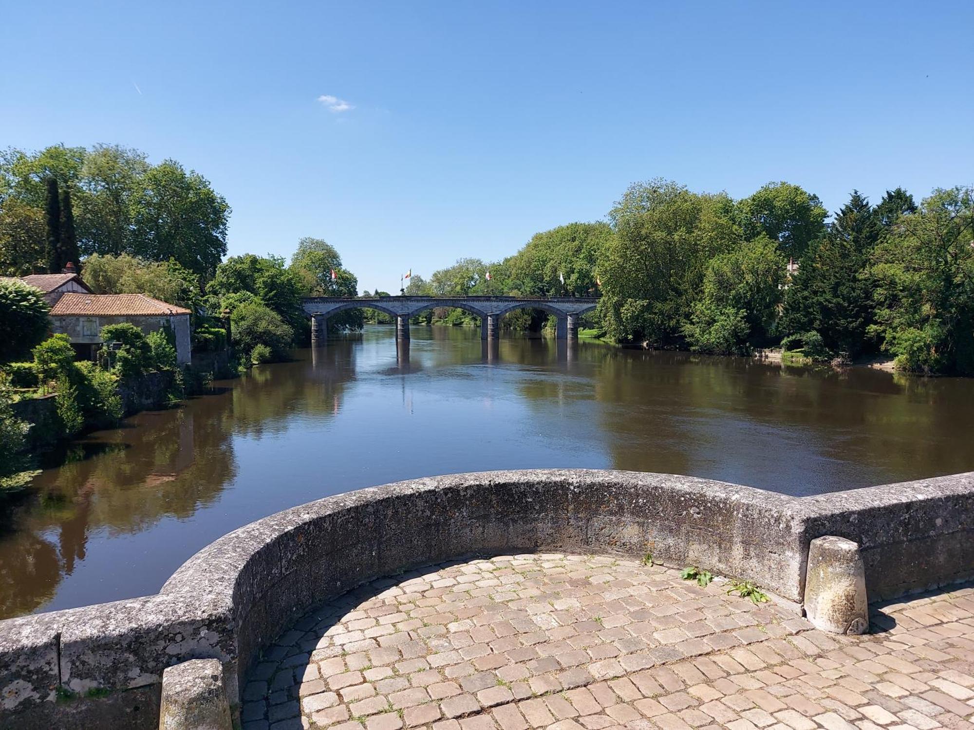 Charming Two Bedroom Gite With Beautiful Gardens Confolens Eksteriør billede